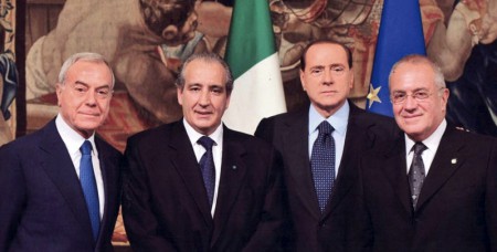 Premier Silvio Berlusconi con el Sec. de Estado Gianni Letta junto a los senadores Basilio Giordano y Esteban Caselli